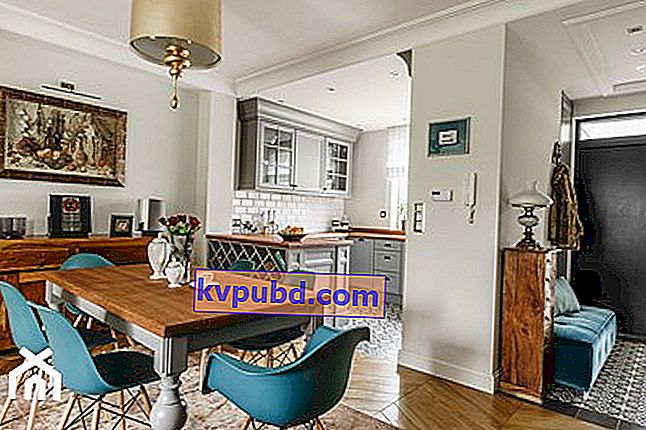 бірюзові стільці, дерев'яний стіл із сірими ніжками, дерев'яна підлога