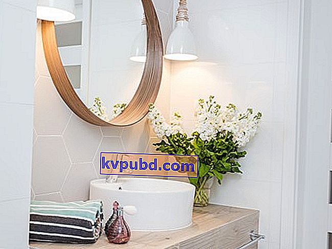 ovalt håndvask, sekskantede vægfliser, rundt spejl i badeværelset