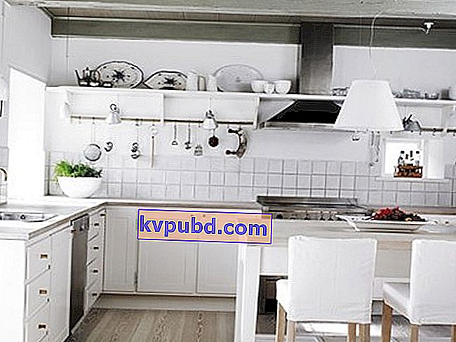 сіре дерево, білі кухонні шафи, дерев’яні стельові колоди, сільська кухня