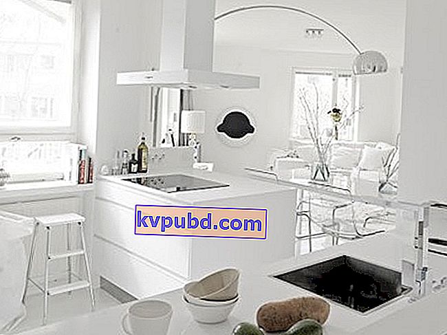 helt hvitt kjøkken kombinert med stuen