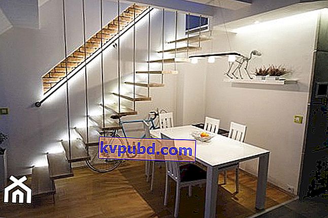 minimalistiset portaat modernilla, monilähteisellä valaistuksella