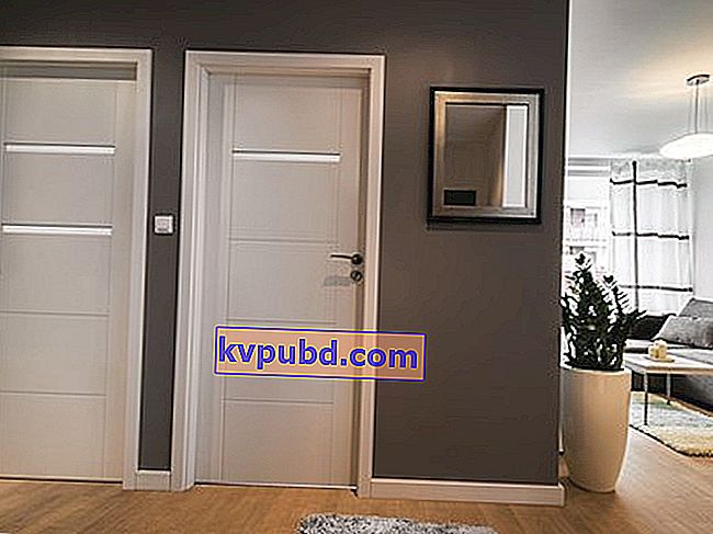 μοντέρνα λευκή πόρτα με επένδυση