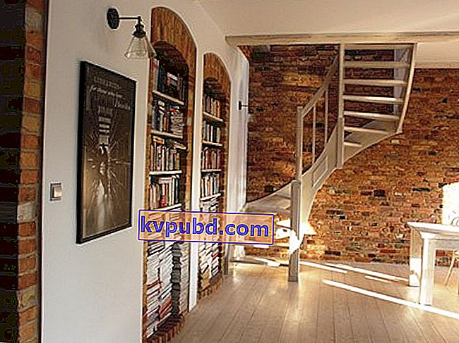 Een boekenkast in een nis - In sommige oude flats zijn ondiepe uitsparingen in de muren erg populair, ** bekend om ...