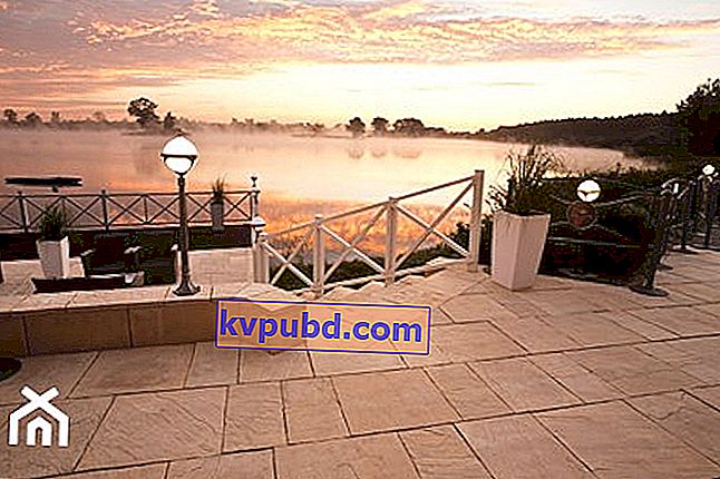 en romantisk terrasse, fliser, der efterligner sten, en terrasse i naturlig stil